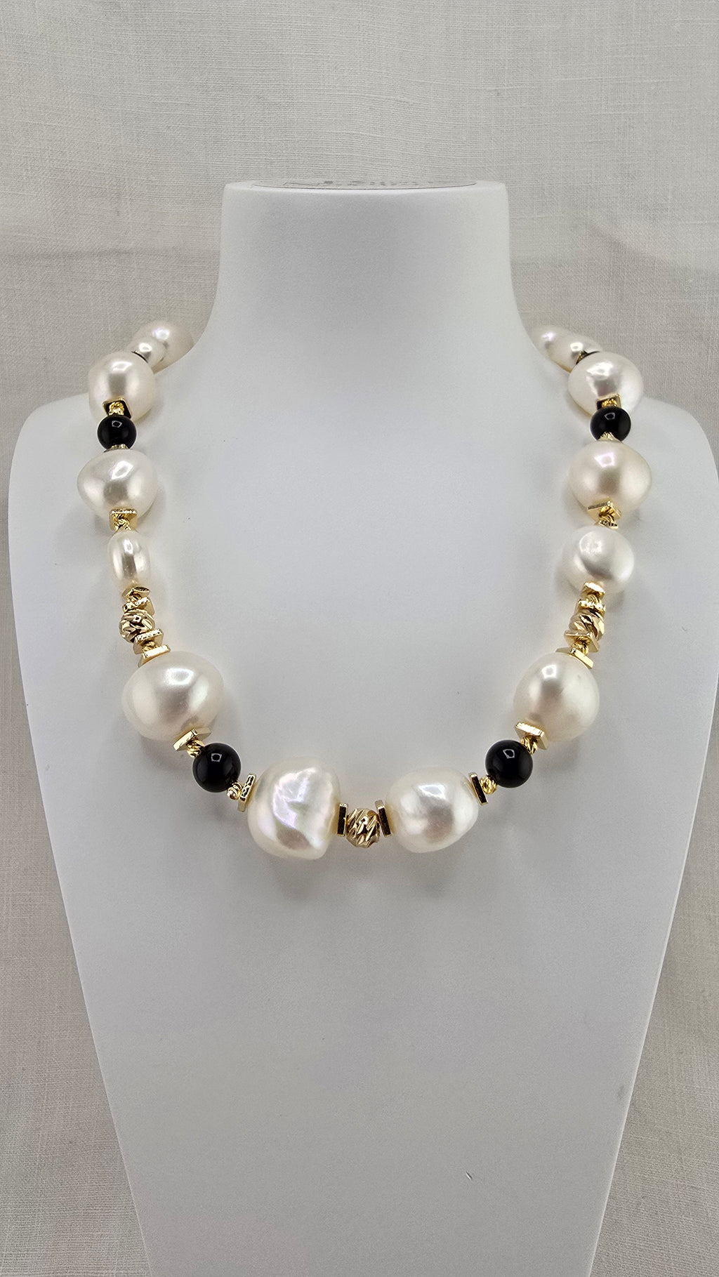 Collier en perles de culture baroque et onyx