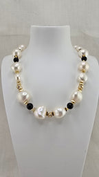 Collier en perles de culture baroque et onyx