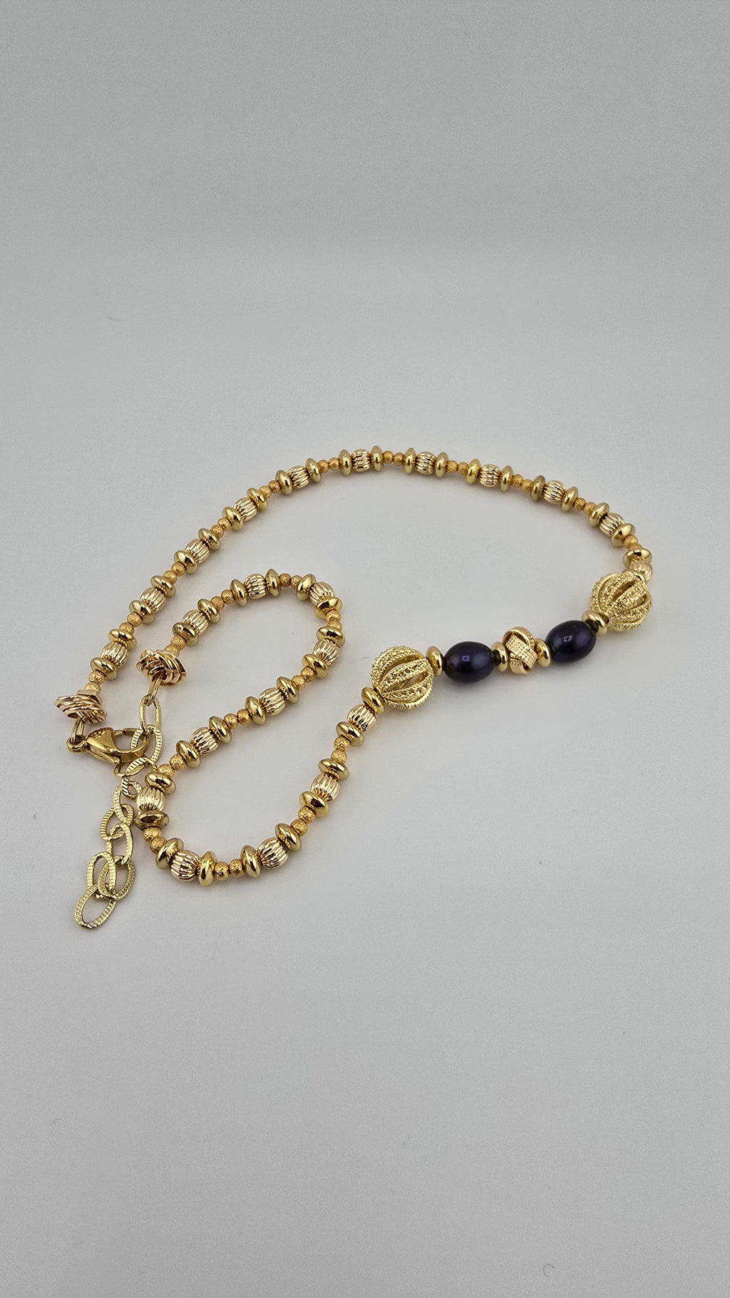 Collier en plaqué or et deux perles de culture bleu marine