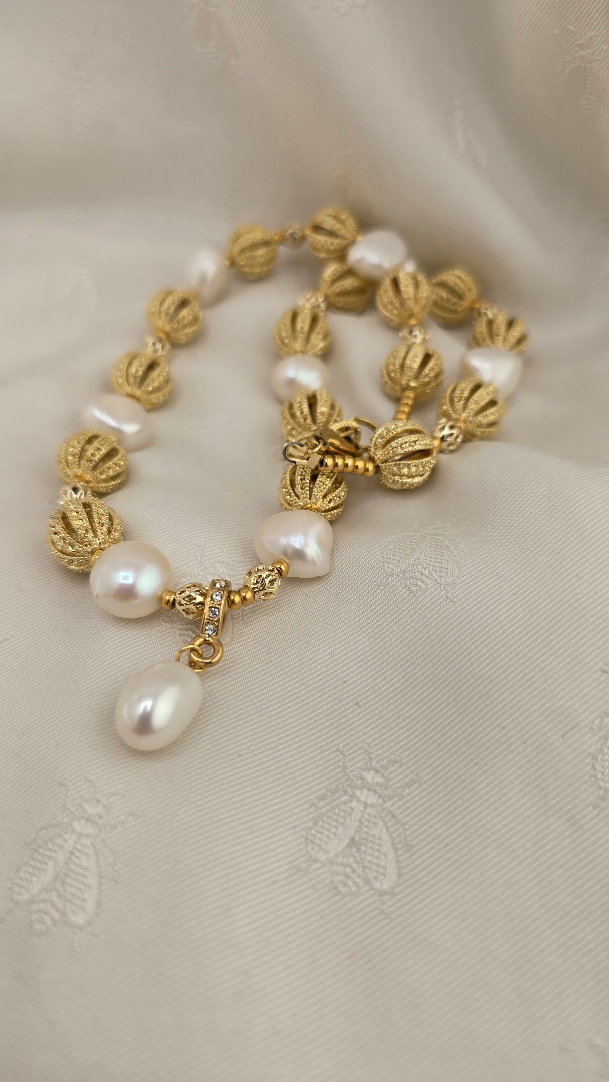 Collier avec perles de culture baroque et pendentif en perle de culture olive