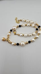 Collier en perles de culture baroque et onyx