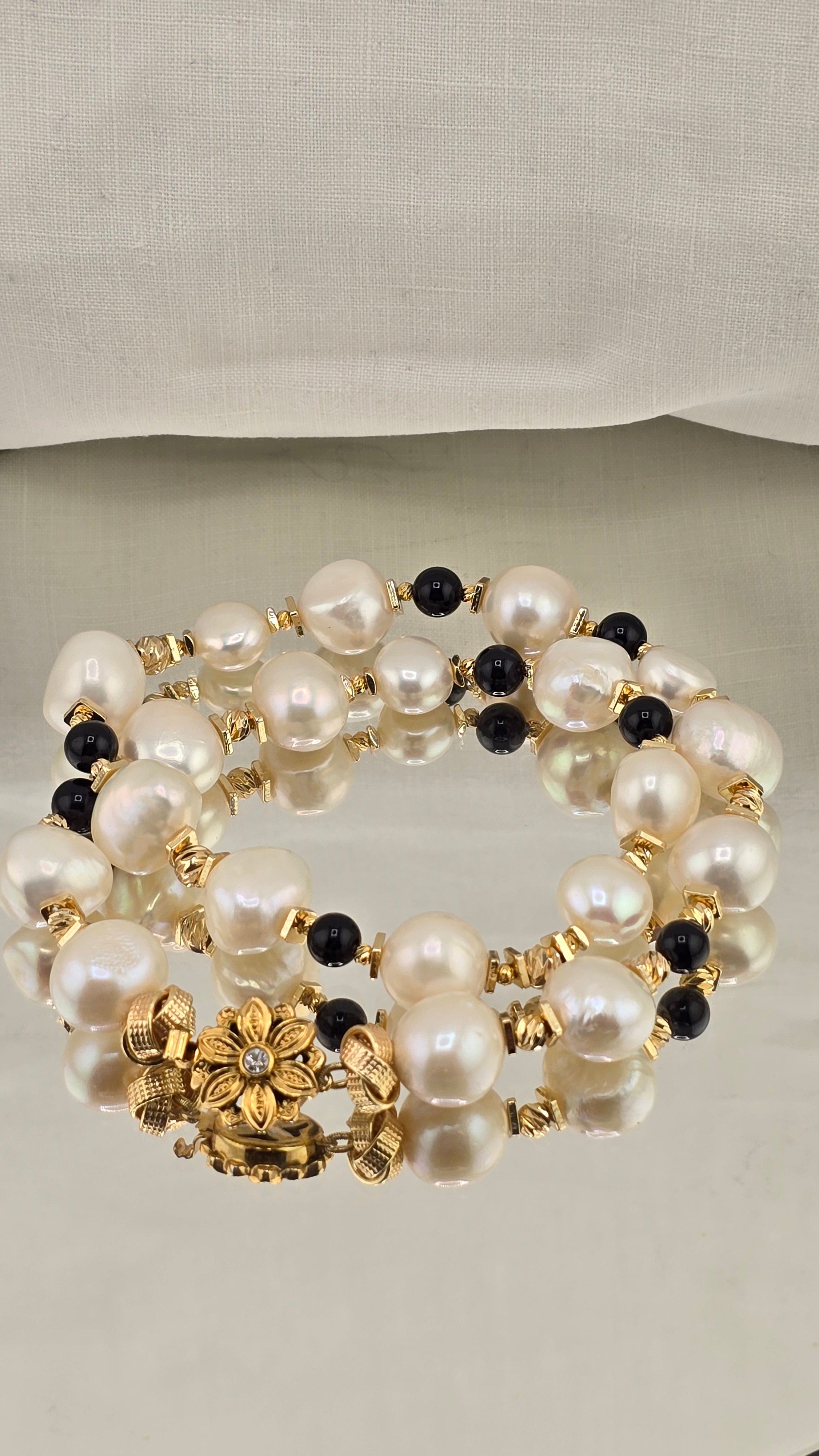 Collier en perles de culture baroque et onyx