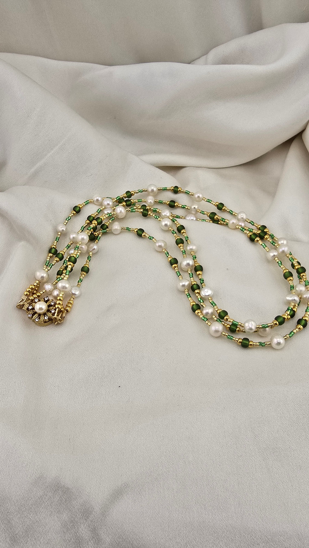 Collier 3 rangs en perles de culture véritable dans son écrin