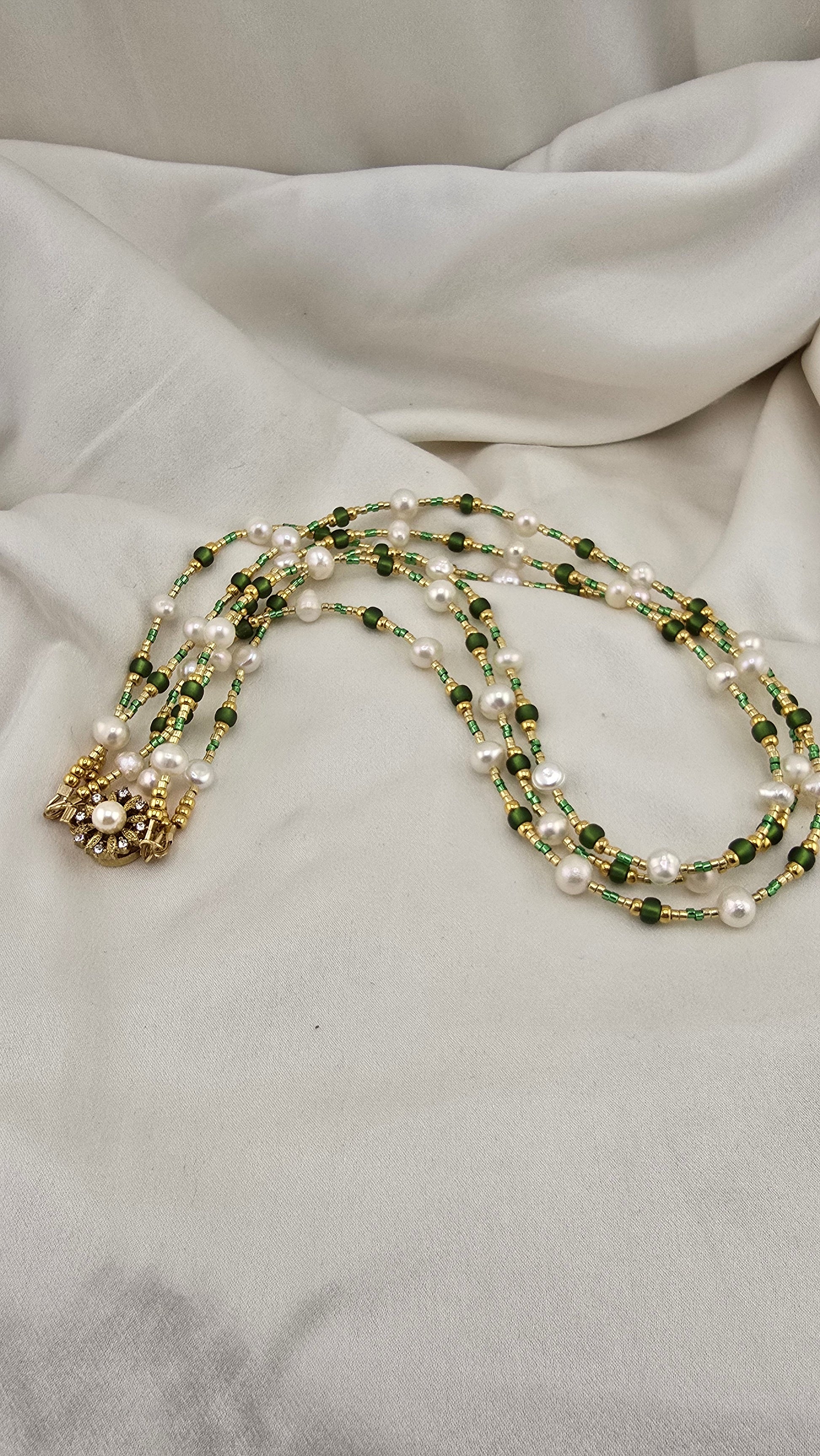 Collier 3 rangs en perles de culture véritable dans son écrin