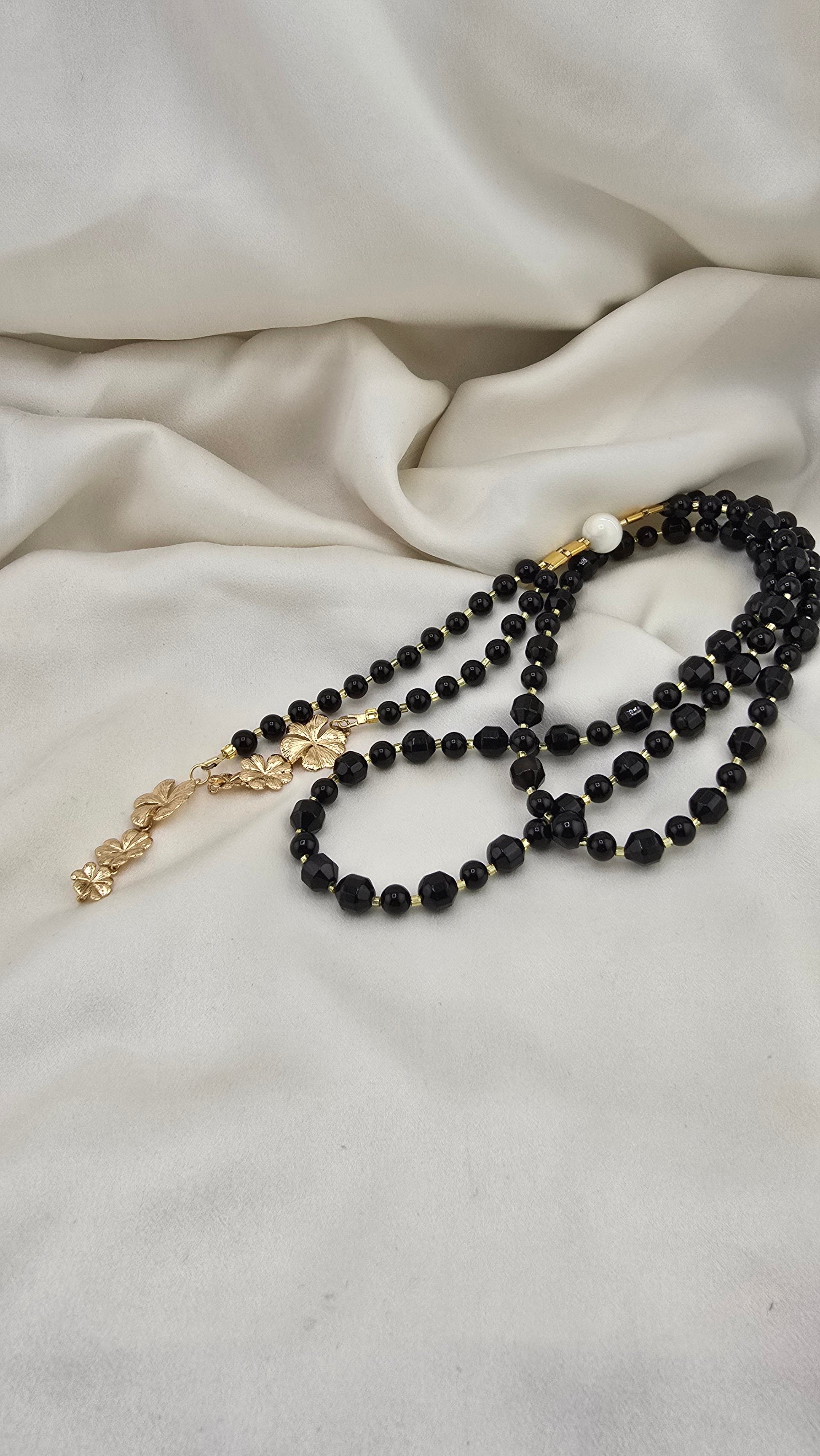 sautoir en ONYX et perle blanche en Nacre