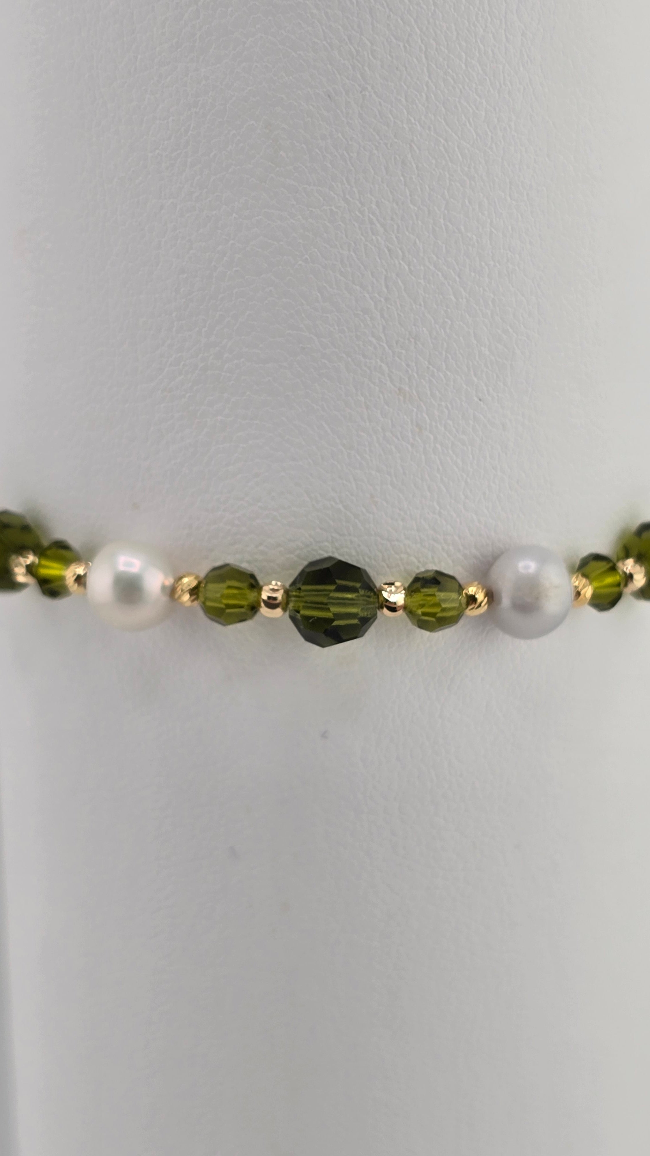 Bracelet en perles de culture et cristal vert
