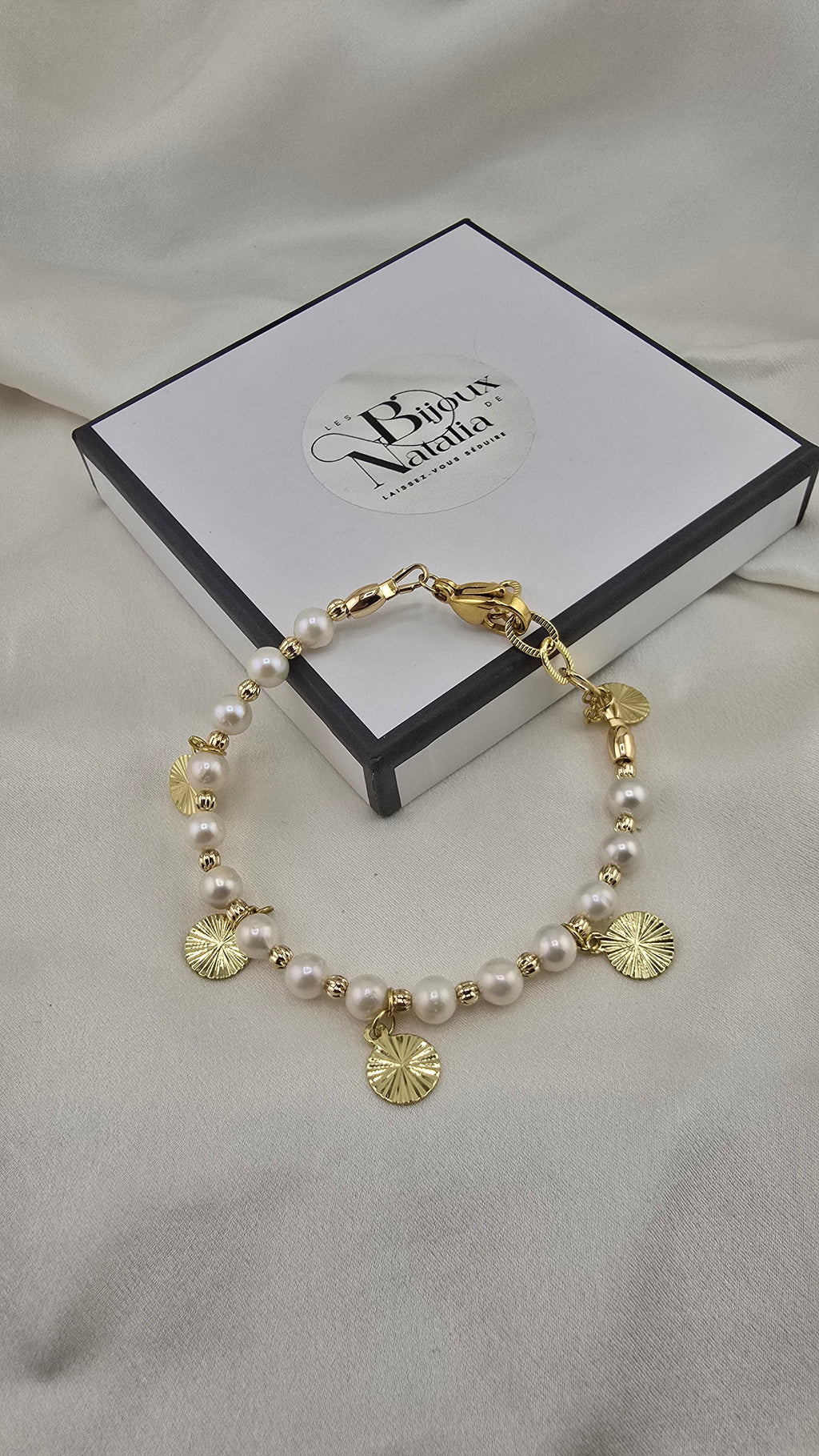 Bracelet en perles de culture blanche et charms