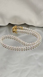 Collier en perles de culture rondes et blanches dans son écrin