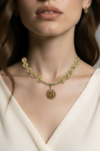 Collier doré et son pendentif soleil