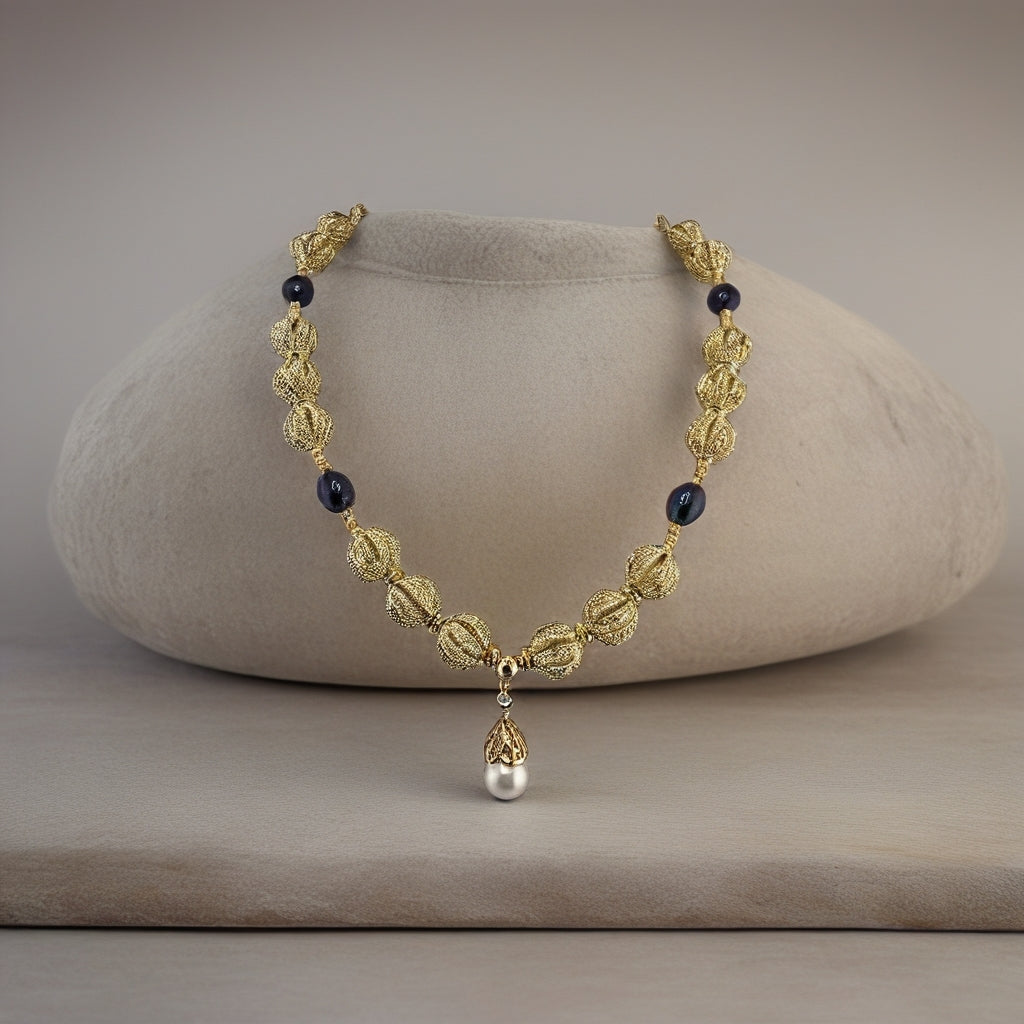 Collier avec pendentif en vermeil et perle de culture blanche luisante