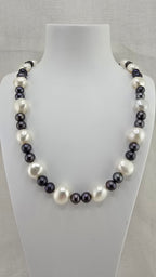Collier en perles de culture baroque et perles de culture noires