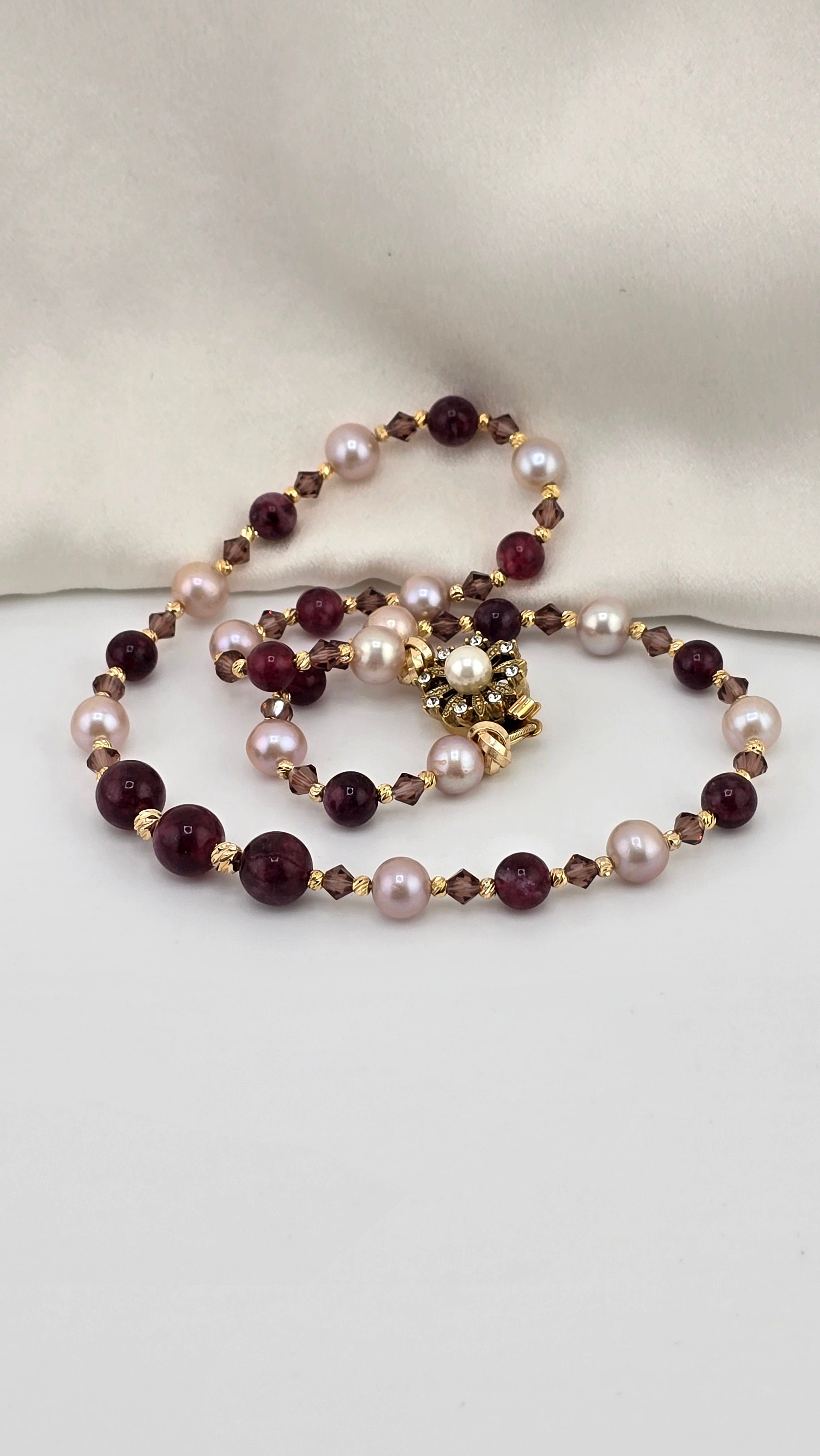 Collier éclat précieux en perles de culture et Rubis