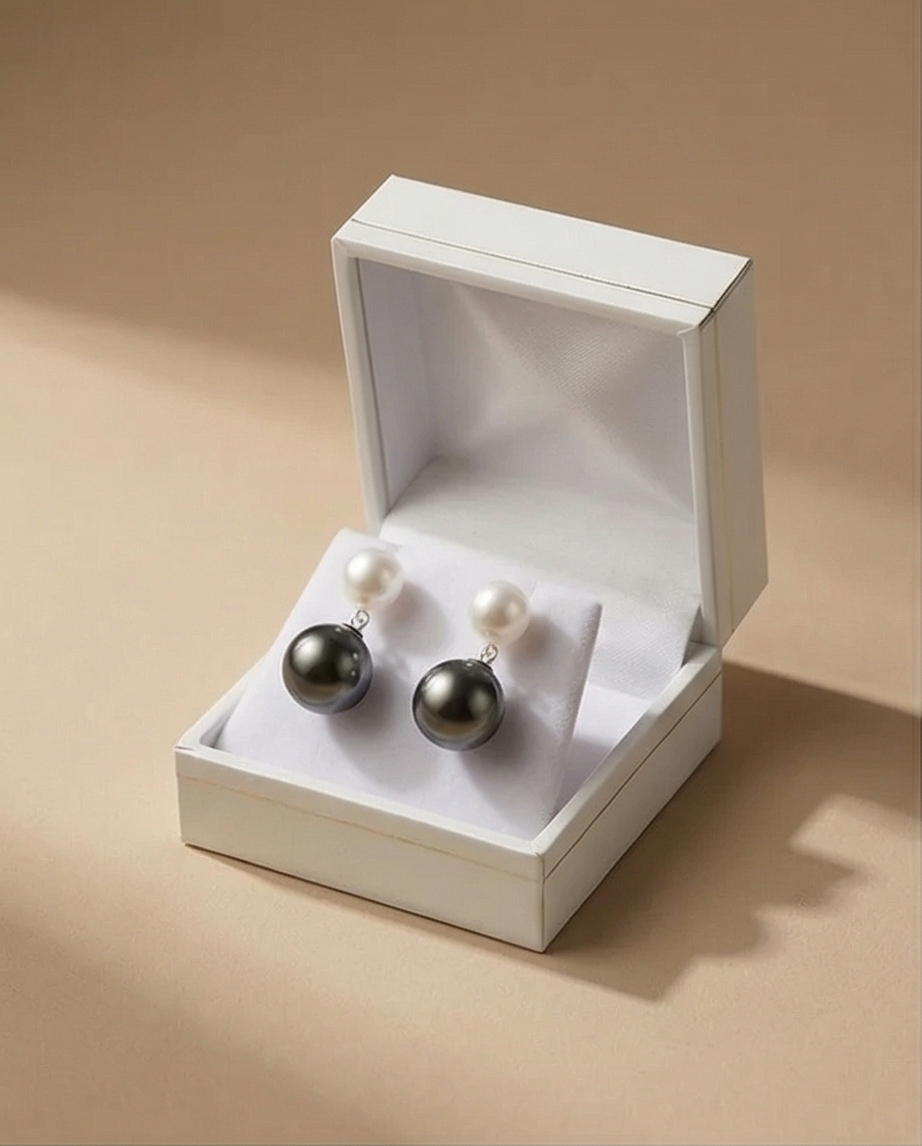Clair Obscur -  boucles d’oreilles perles de culture blanche 7mm AA et perles de Tahiti 10mm AA+