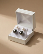 Clair Obscur -  boucles d’oreilles perles de culture blanche 7mm AA et perles de Tahiti 10mm AA+