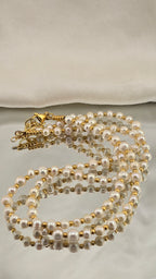 Collier avec deux rangs de perles de culture blanches dans son écrin