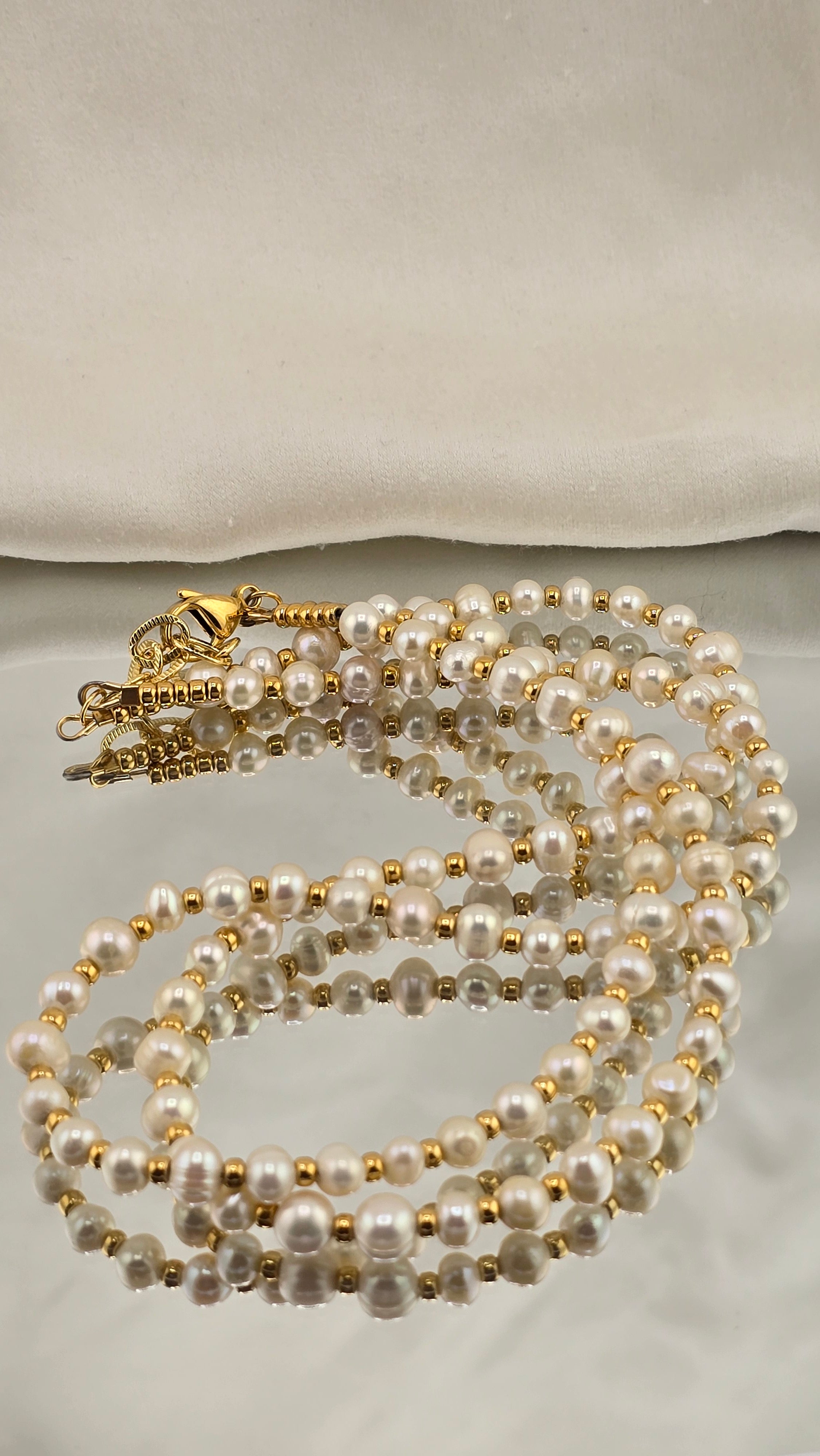 Collier avec deux rangs de perles de culture blanches dans son écrin