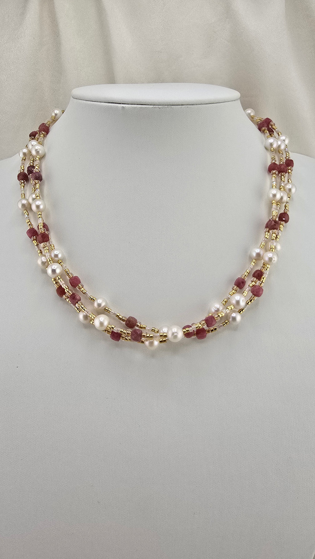 Cultured pearl and Rhodonite necklace in its case