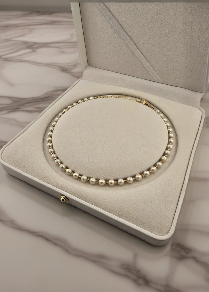 Collier ras du cou en perles de culture dans son écrin