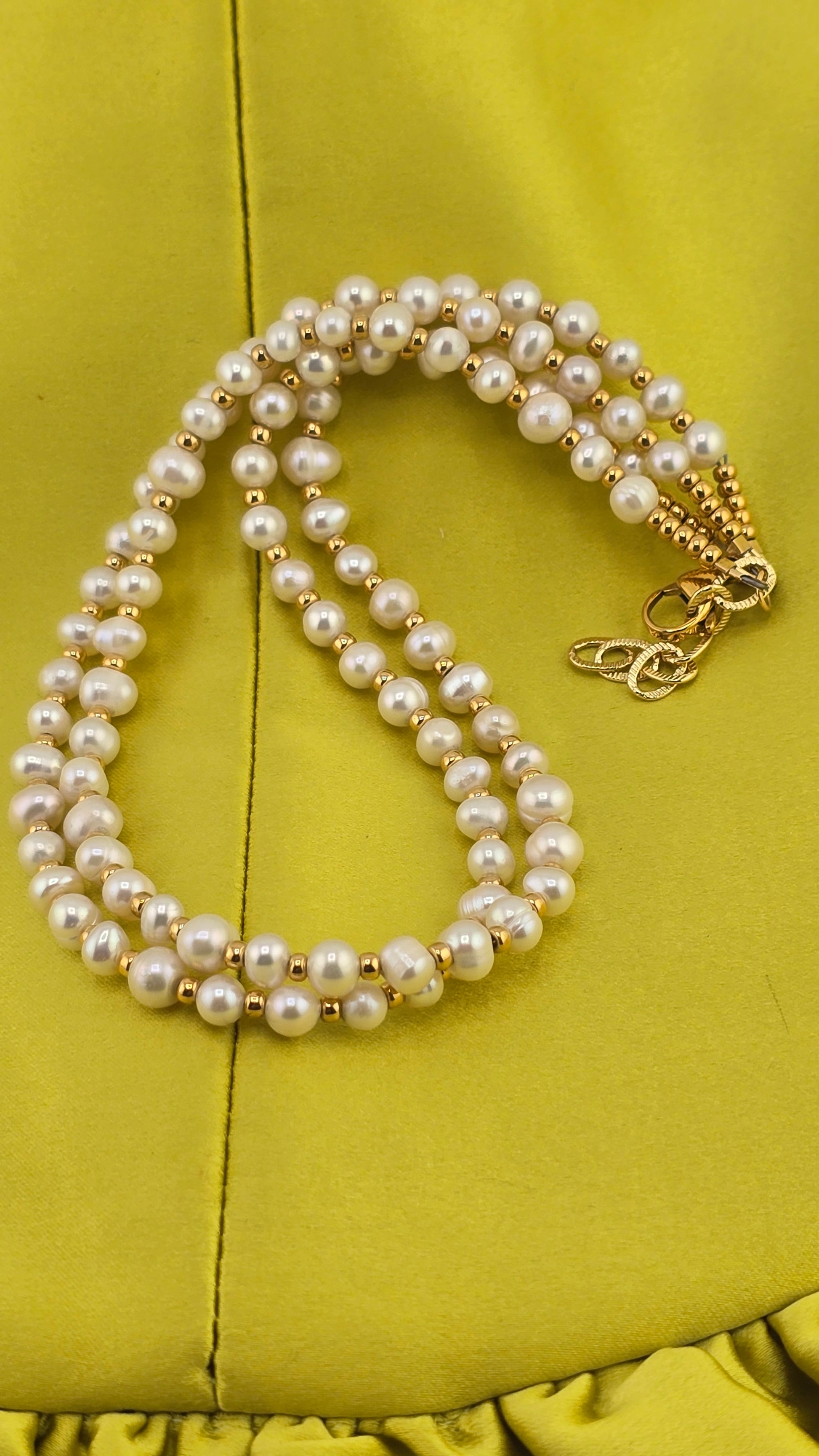 Collier avec deux rangs de perles de culture blanches dans son écrin
