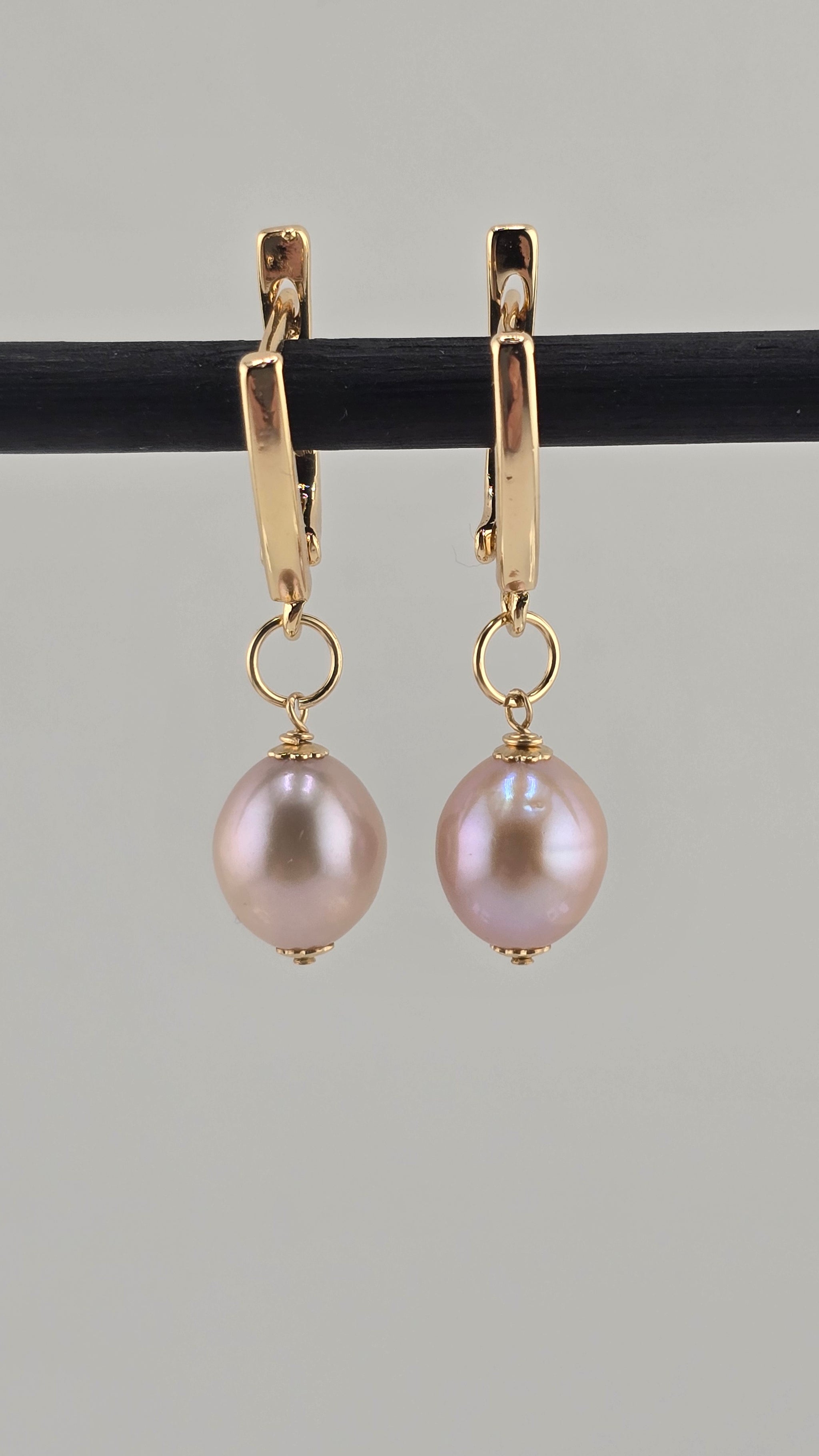 Boucles d oreilles en perles de culture mauve