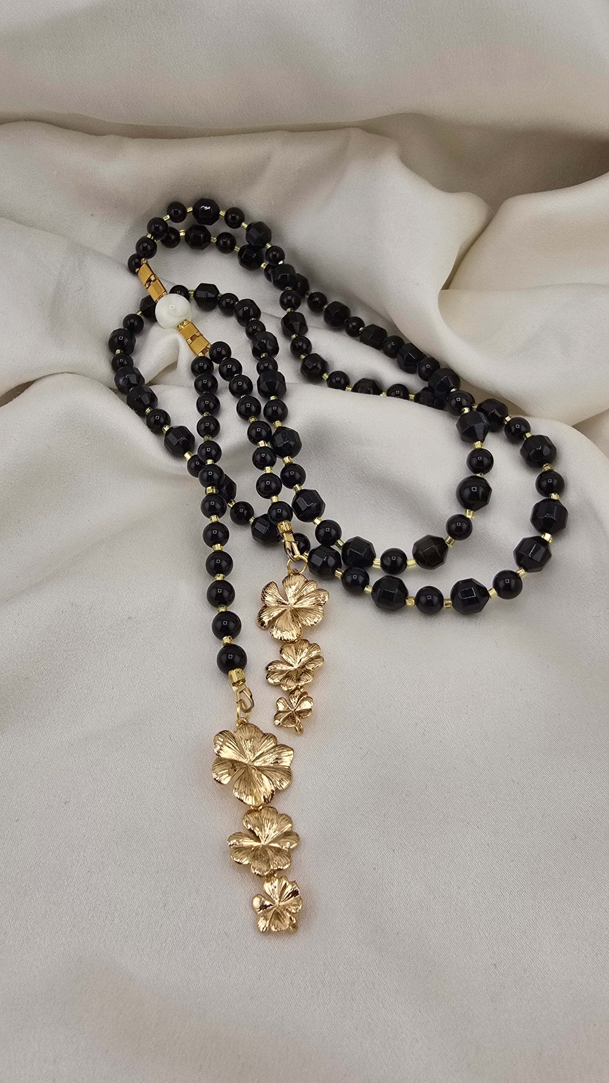 sautoir en ONYX et perle blanche en Nacre