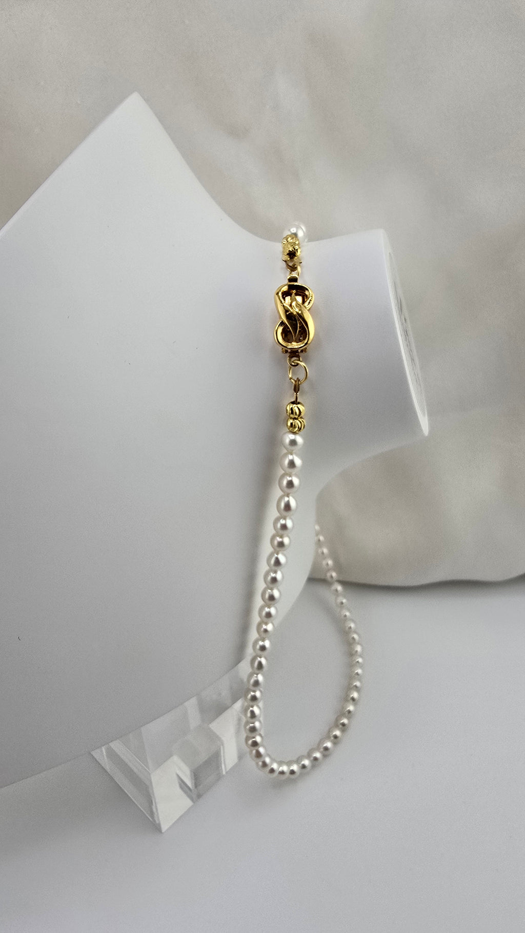 Collier en perles de culture rondes et blanches dans son écrin