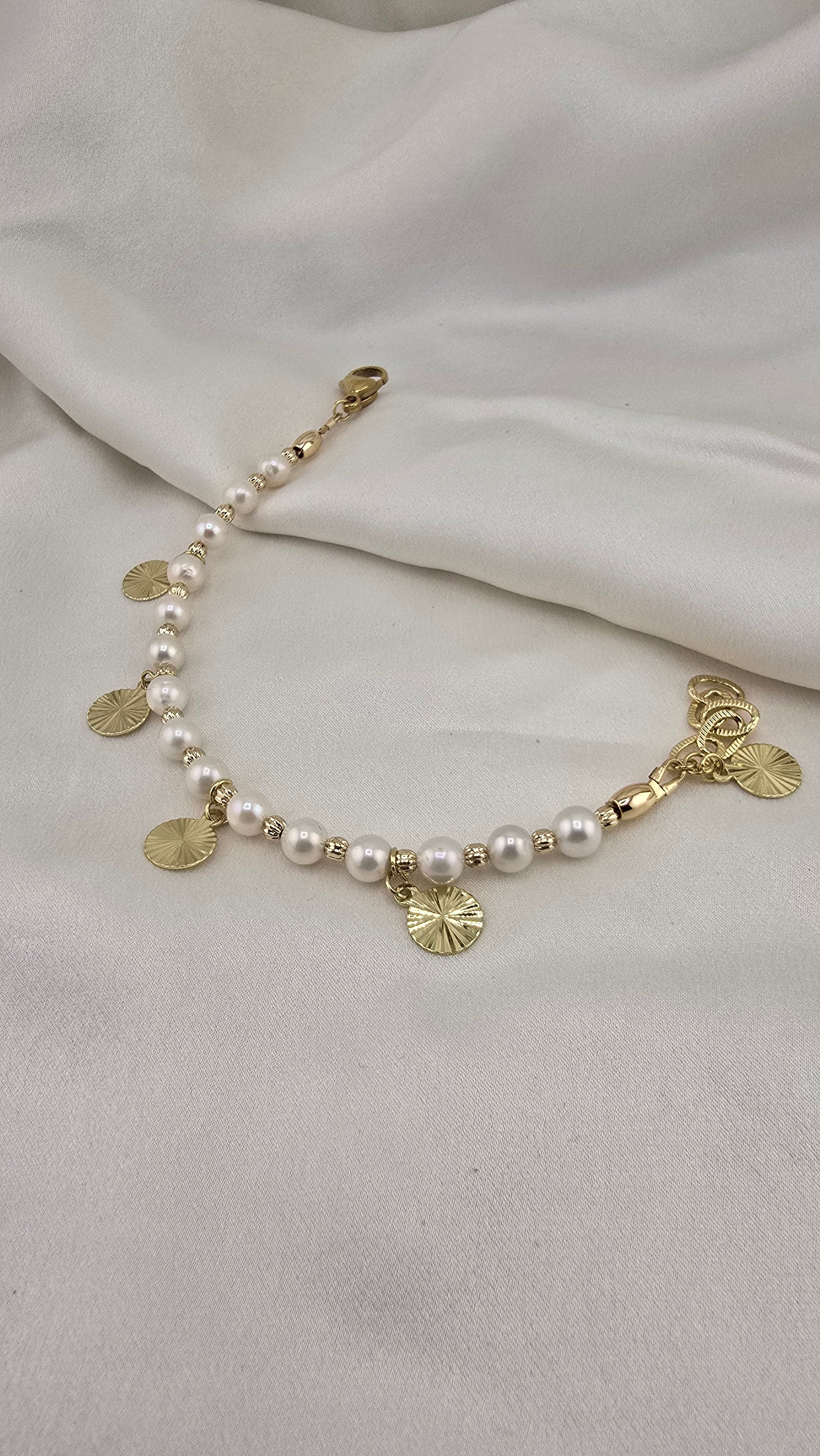 Bracelet en perles de culture blanche et charms