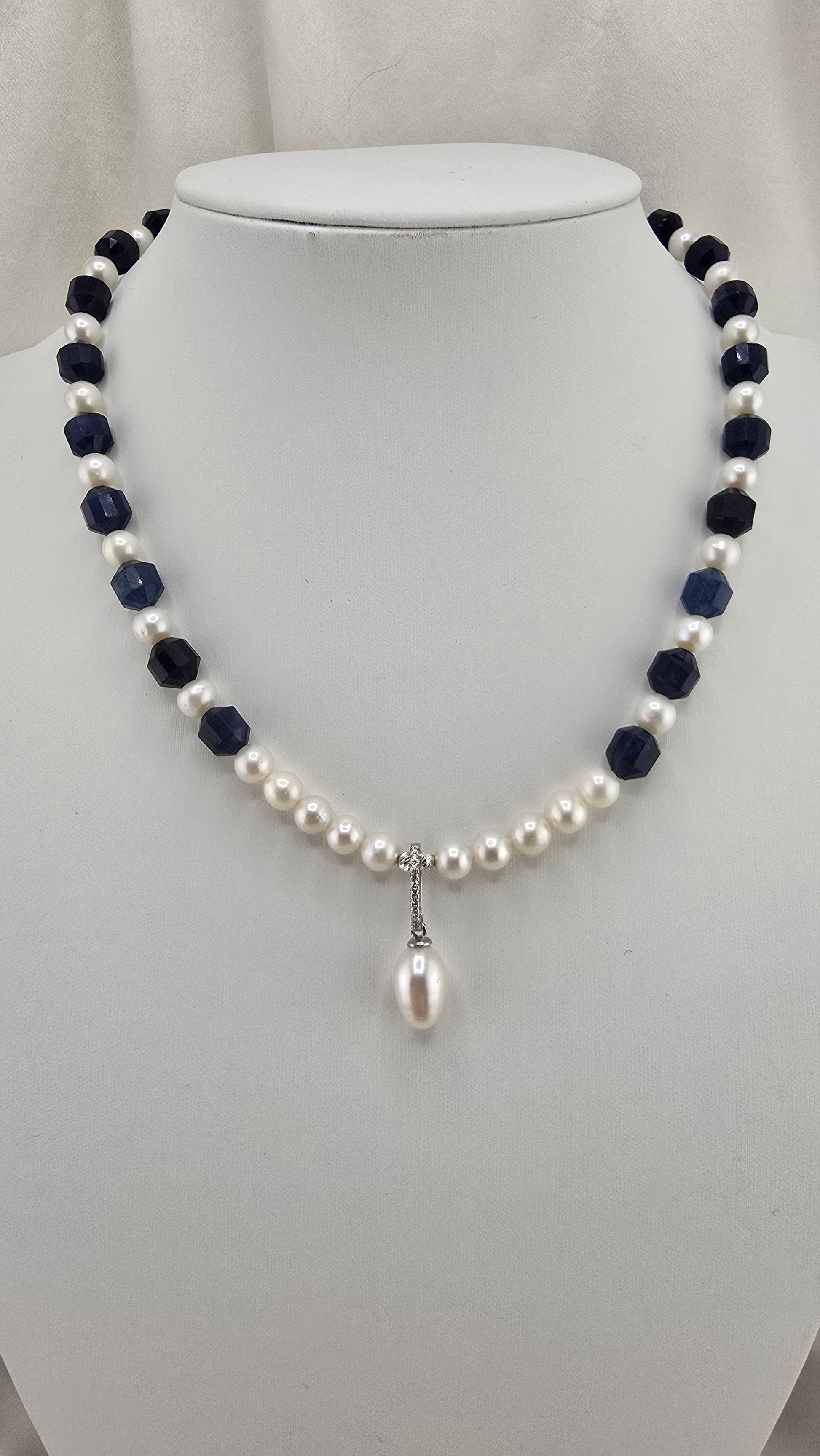Collier en perles de culture, Saphir et son pendentif swarovski et perle olive