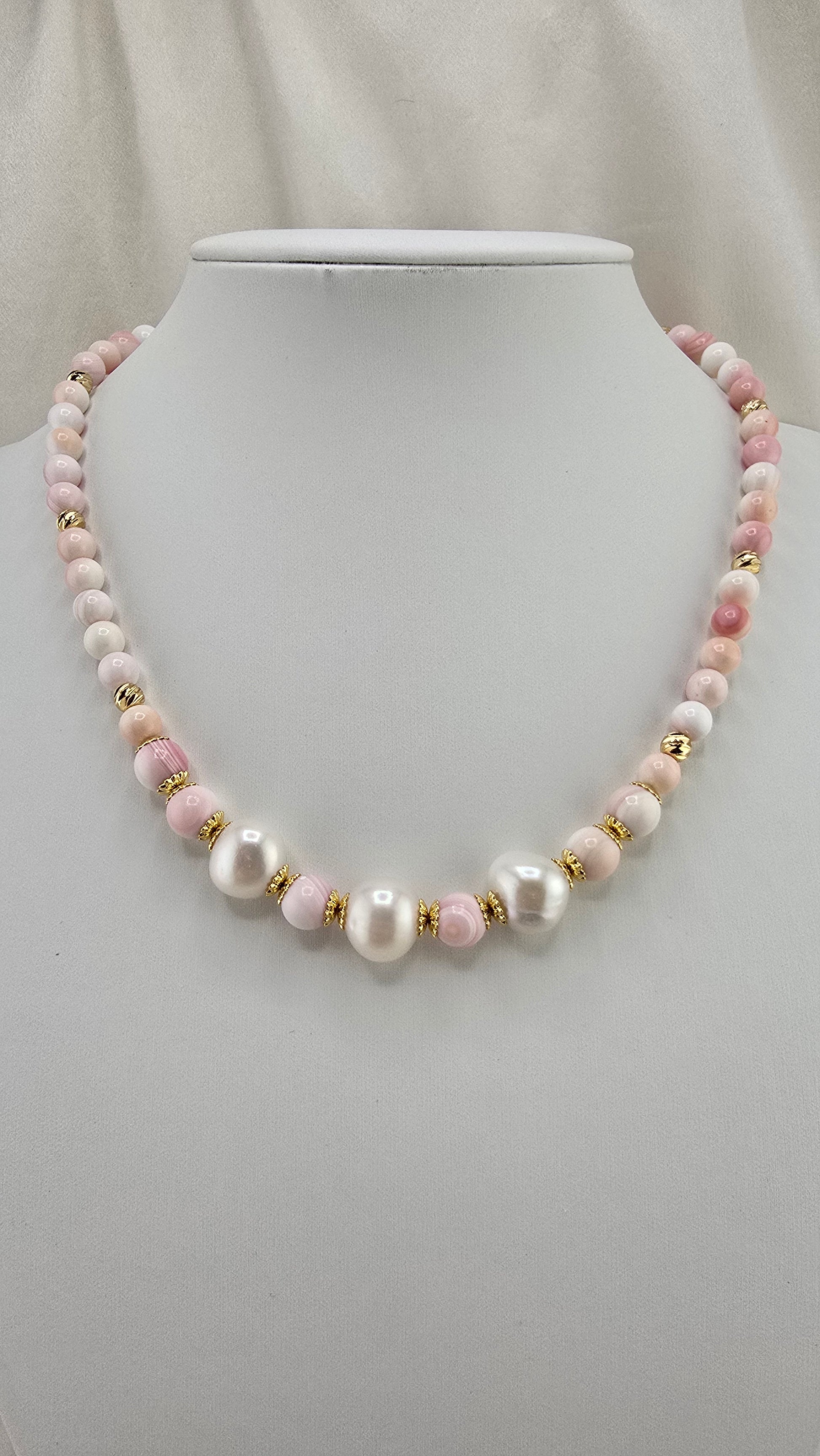 Collier de perles de culture et perles de Lambi