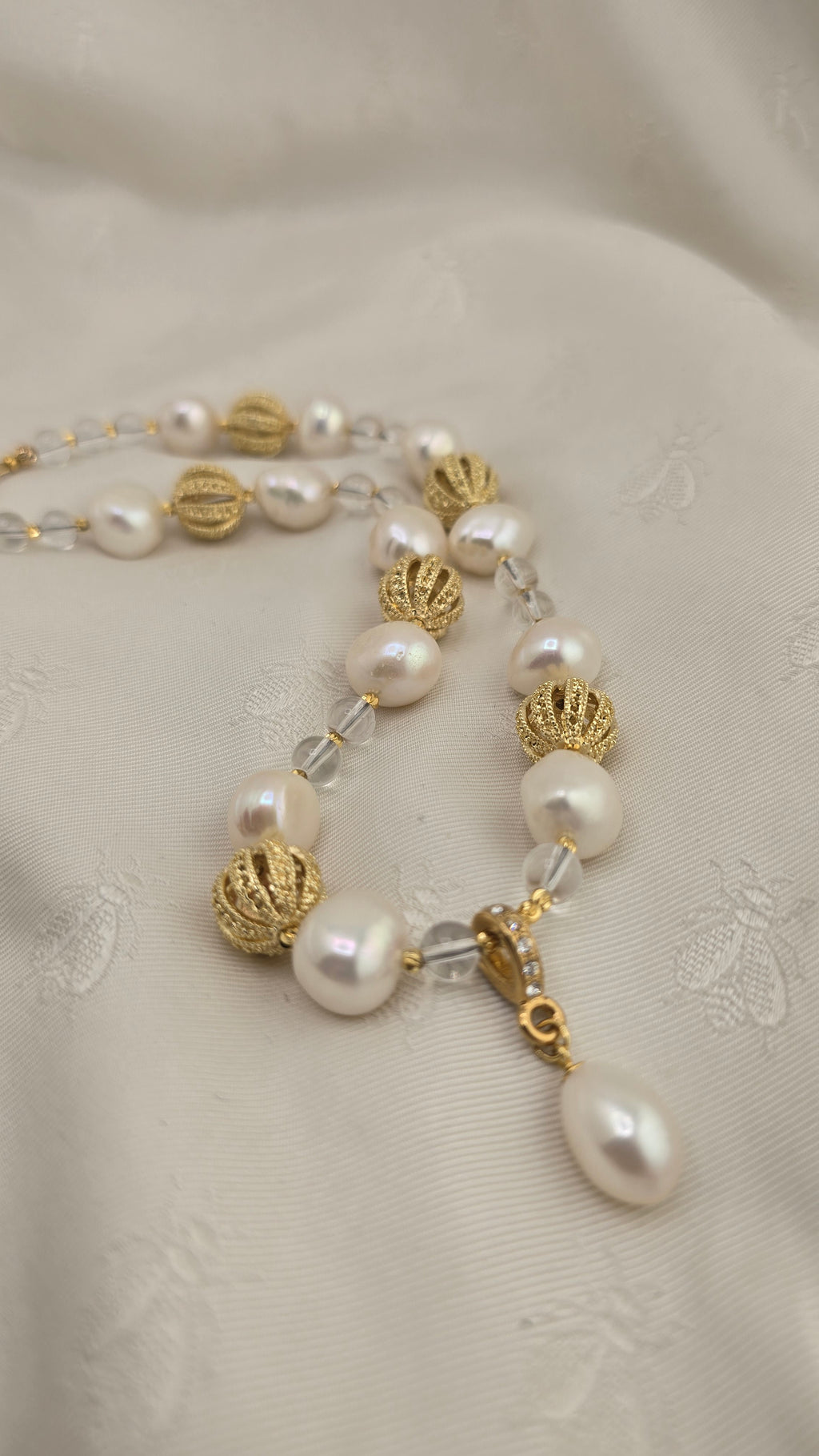 Necklace with baroque cultured pearls and rock crystal and olive cultured pearl pendant in its case