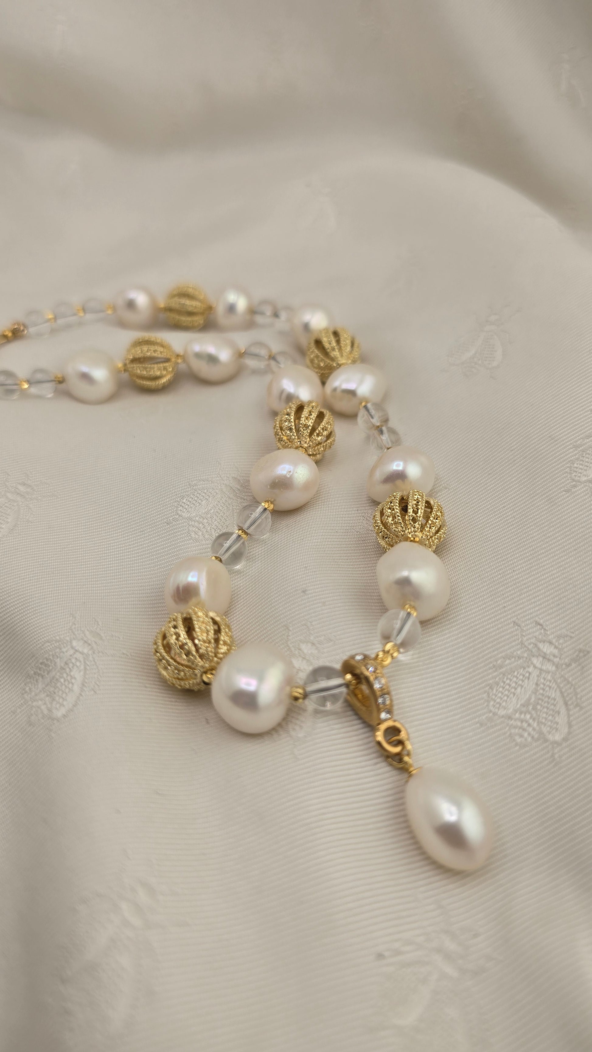 Collier avec perles de culture baroque et Cristal de Roche et pendentif en perle de culture olive.