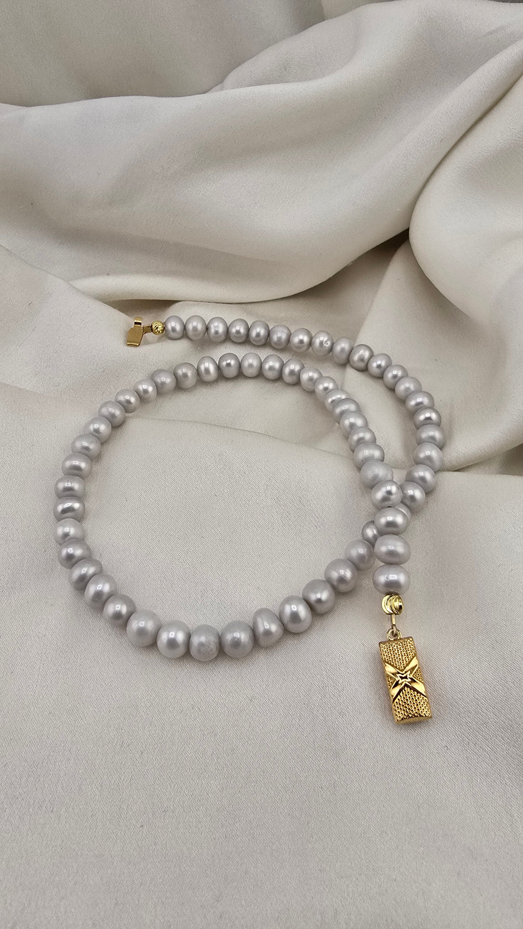 Eternal cultured pearl necklace in its case