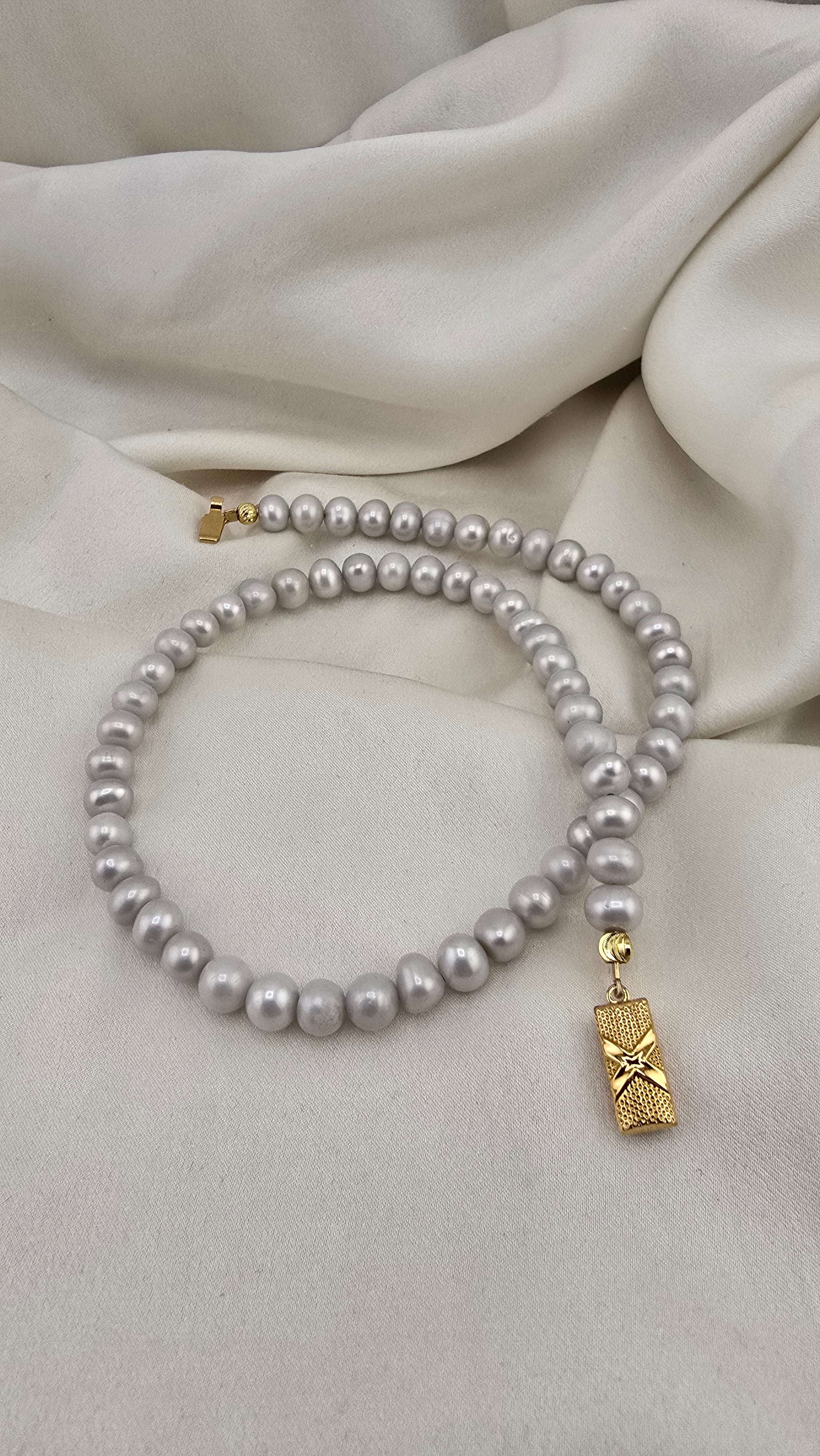 Collier ras du cou en perles de culture grises