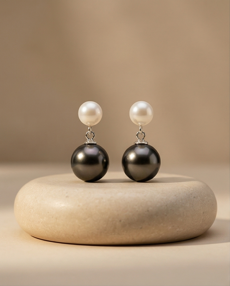 Clair Obscur -  boucles d’oreilles perles de culture blanche 7mm AA et perles de Tahiti 10mm AA+
