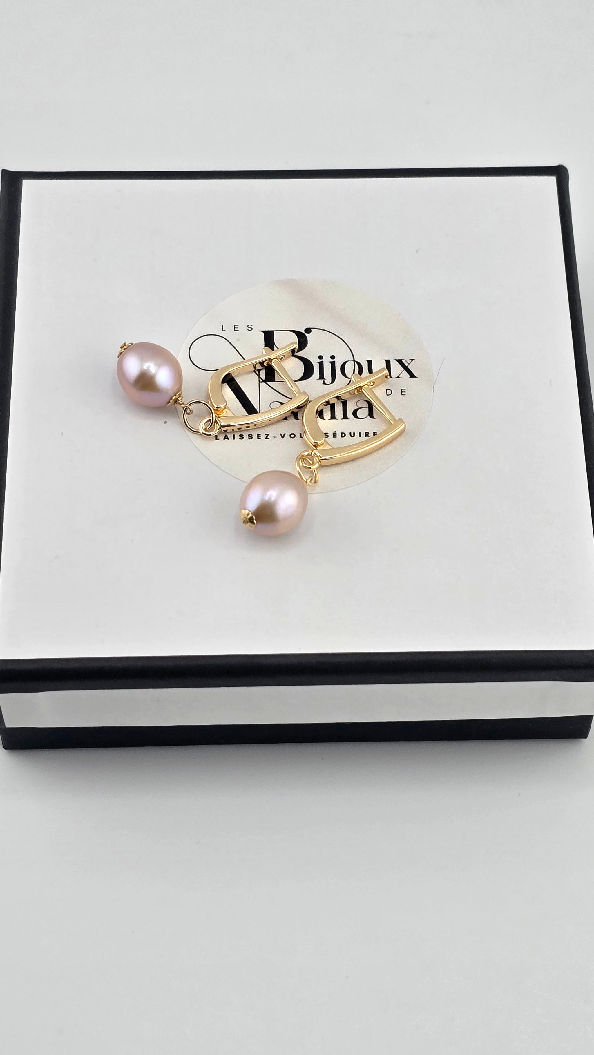 Boucles d oreilles en perles de culture mauve