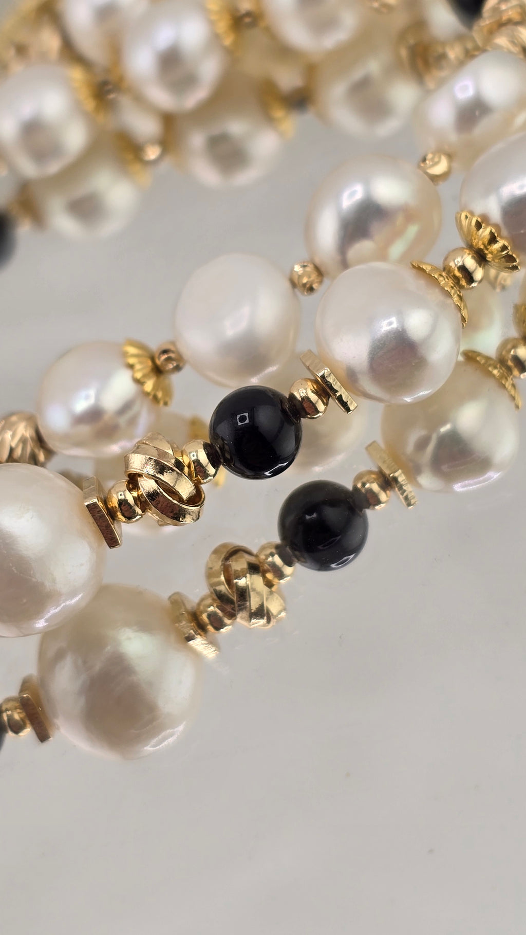 Collier en perles de culture baroque et onyx