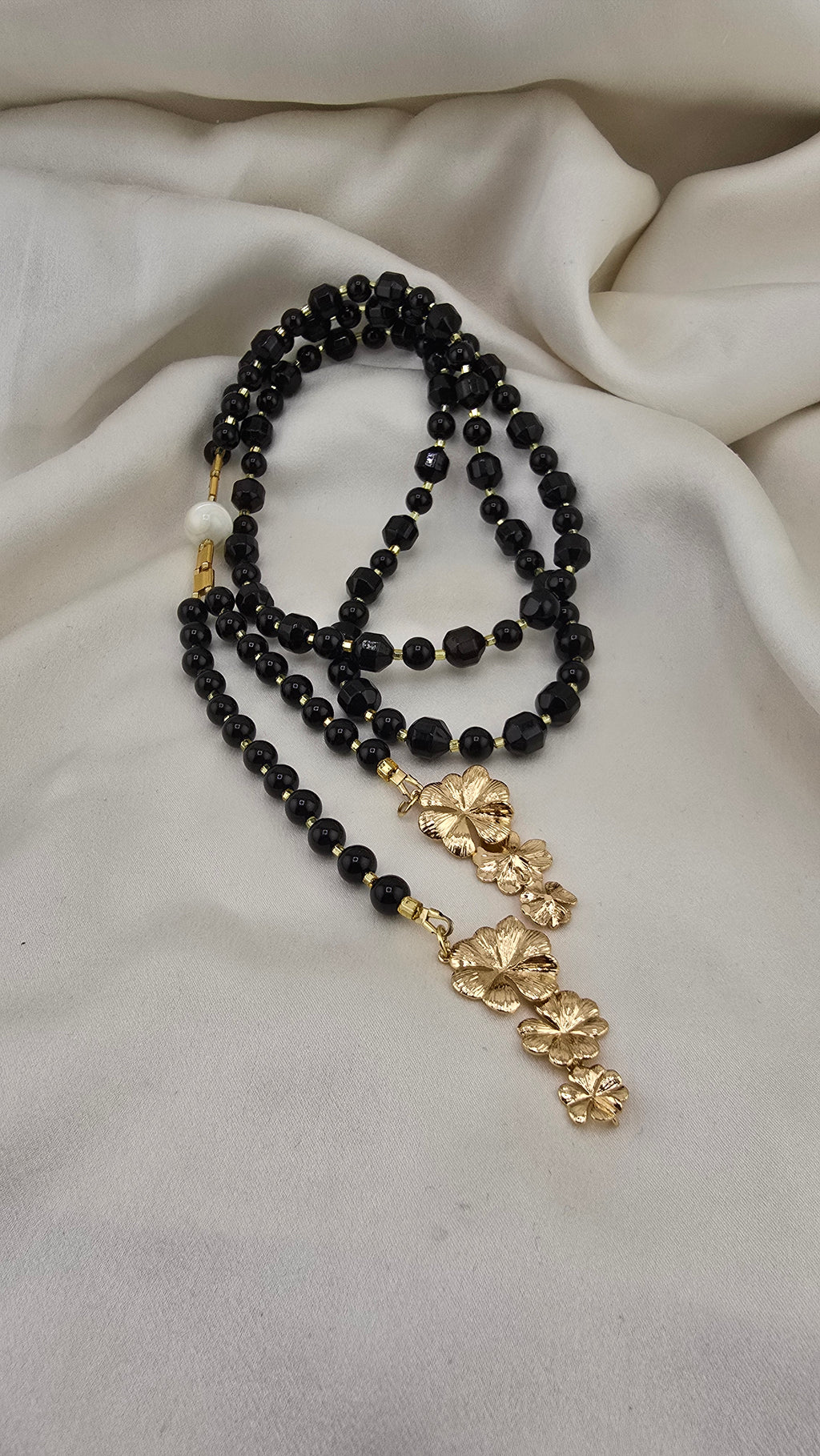 sautoir en ONYX et perle blanche en Nacre
