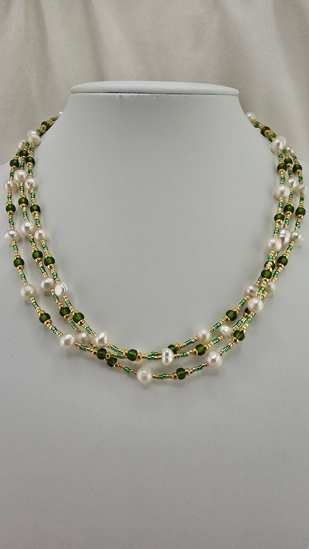 Collier 3 rangs en perles de culture véritable dans son écrin
