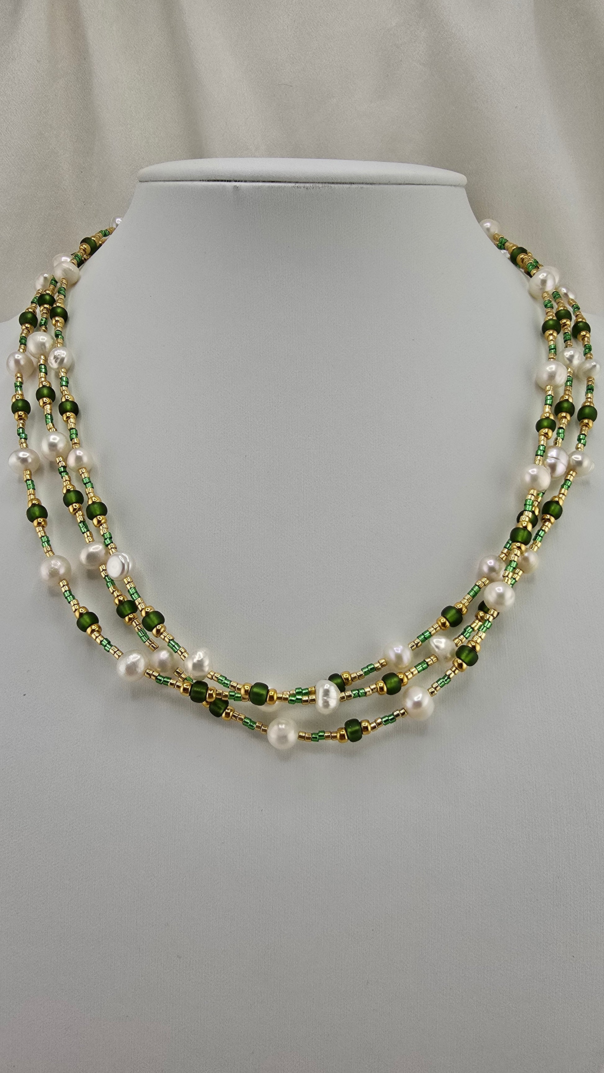 Collier 3 rangs en perles de culture véritable dans son écrin