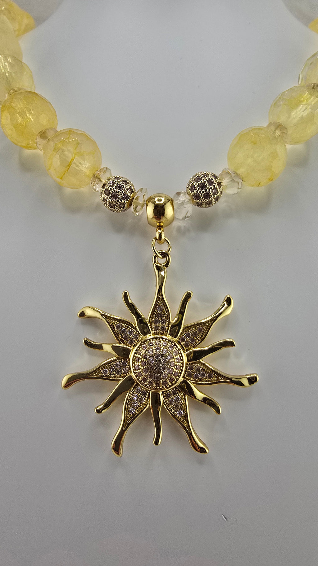 Collier en citrine et pendentif soleil avec strass