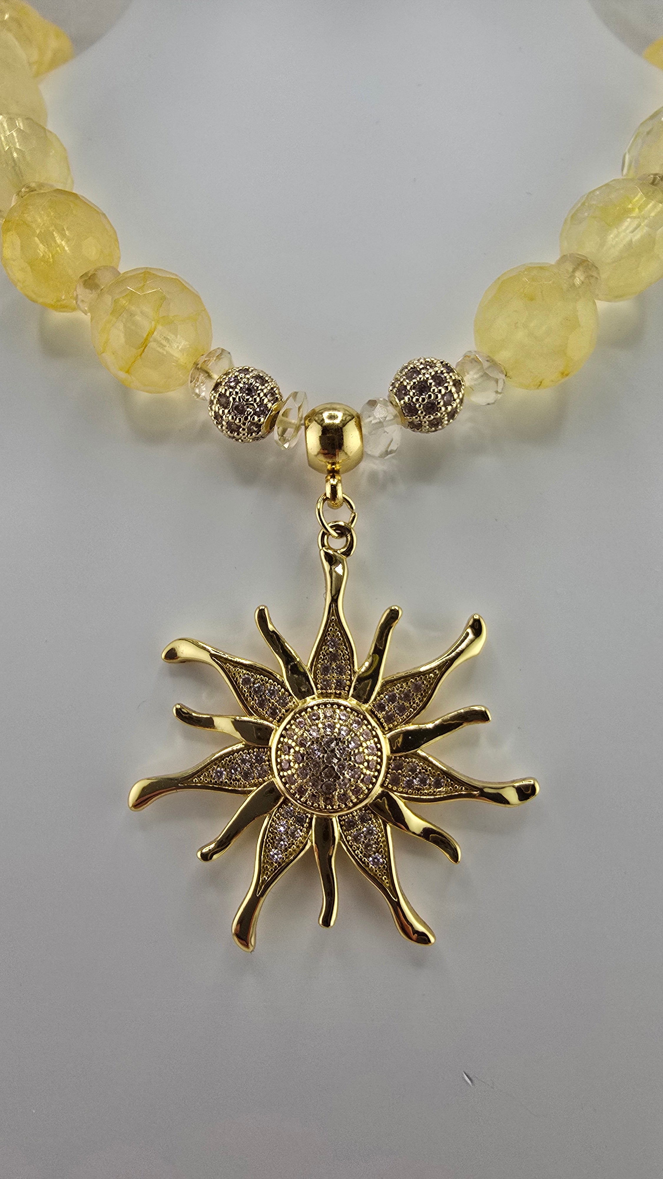 Collier en citrine et pendentif soleil avec strass