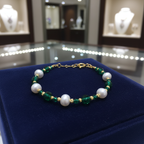 Bracelet en perles de culture et cristaux vert foncé