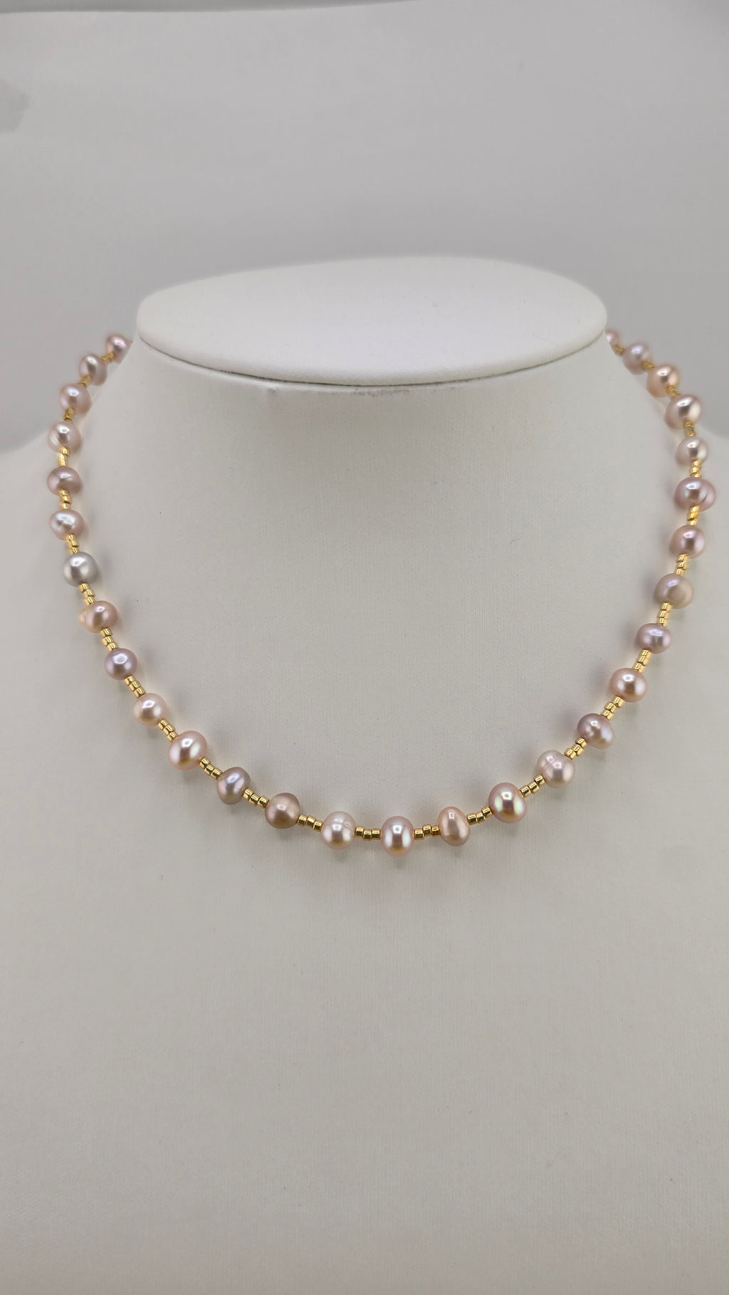 Collier ras du cou en perles de culture rose dans son écrin