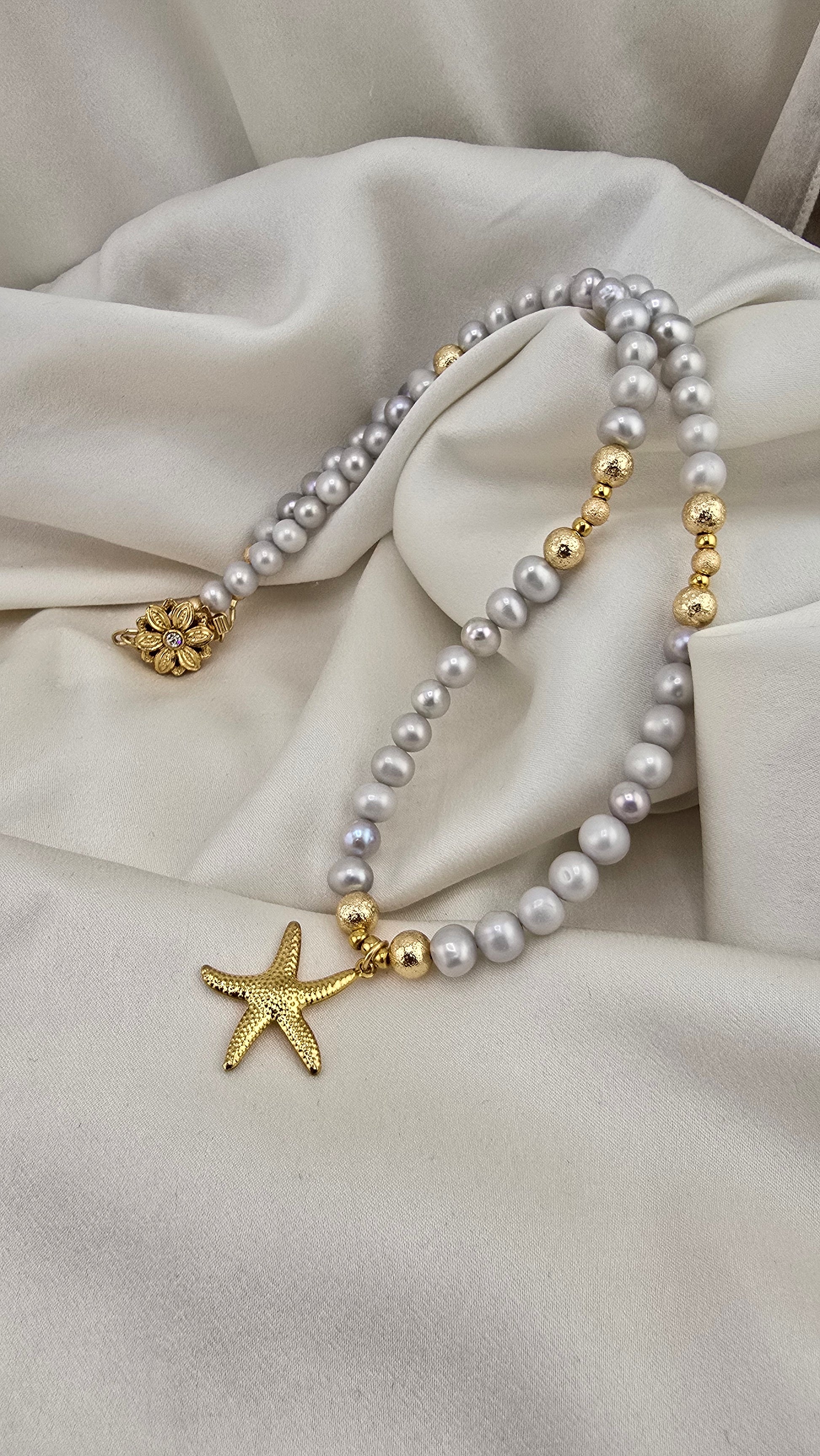 Necklace in gray cultured pearls in its case