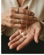 " Les mains de ma Mère" - chaine et perle de culture
