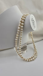 Collier avec deux rangs de perles de culture blanches dans son écrin