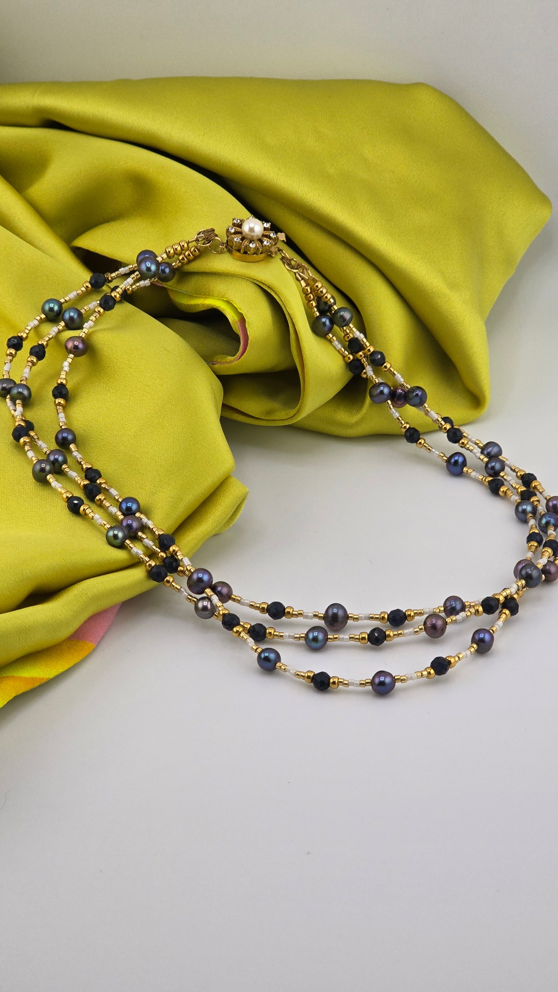 Collier de 3 rangs de perles de culture bleu marine