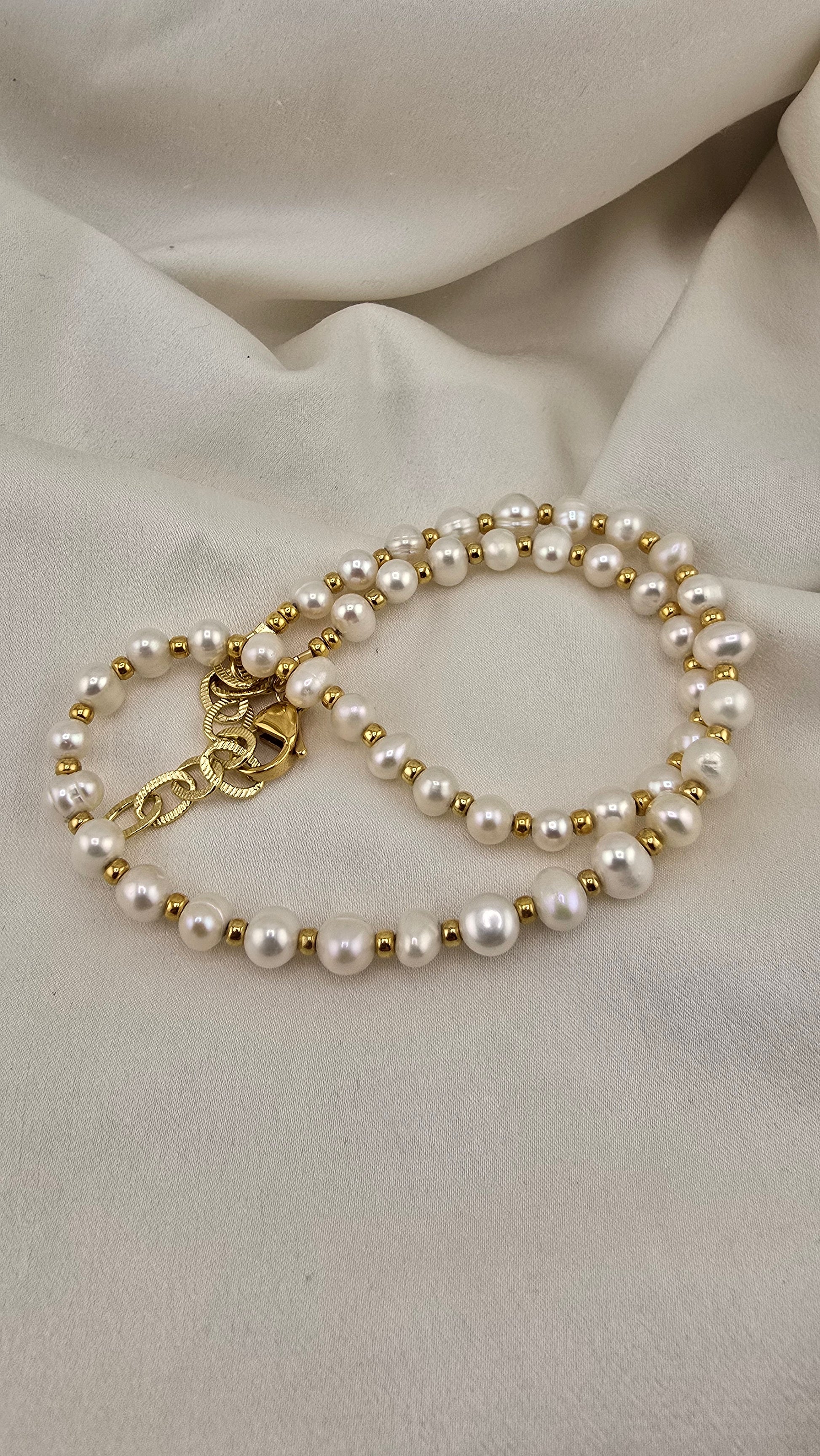 Cultured pearl choker necklace in its case