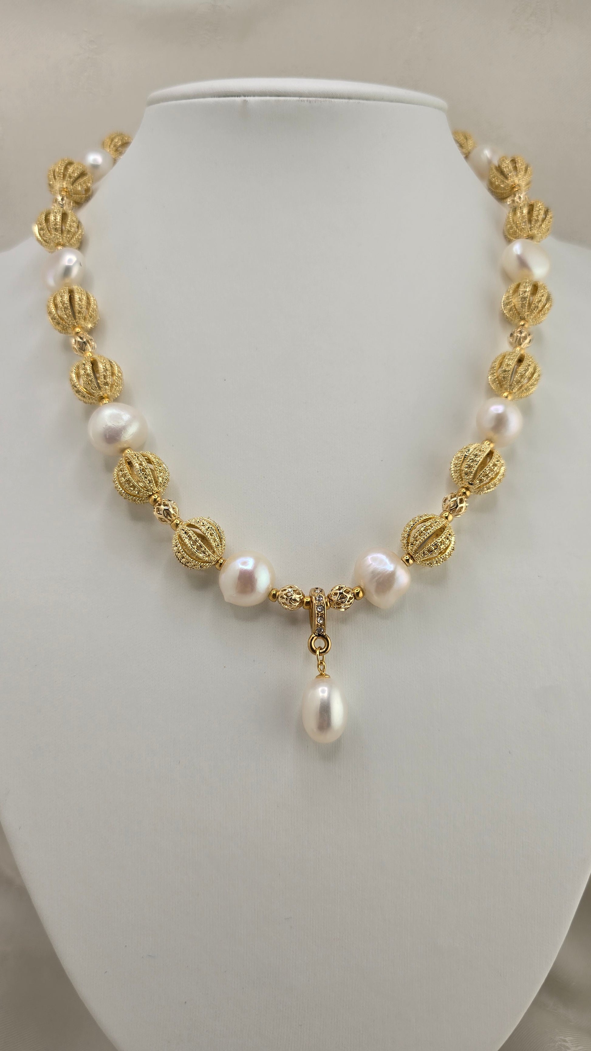 Collier avec perles de culture baroque et pendentif en perle de culture olive