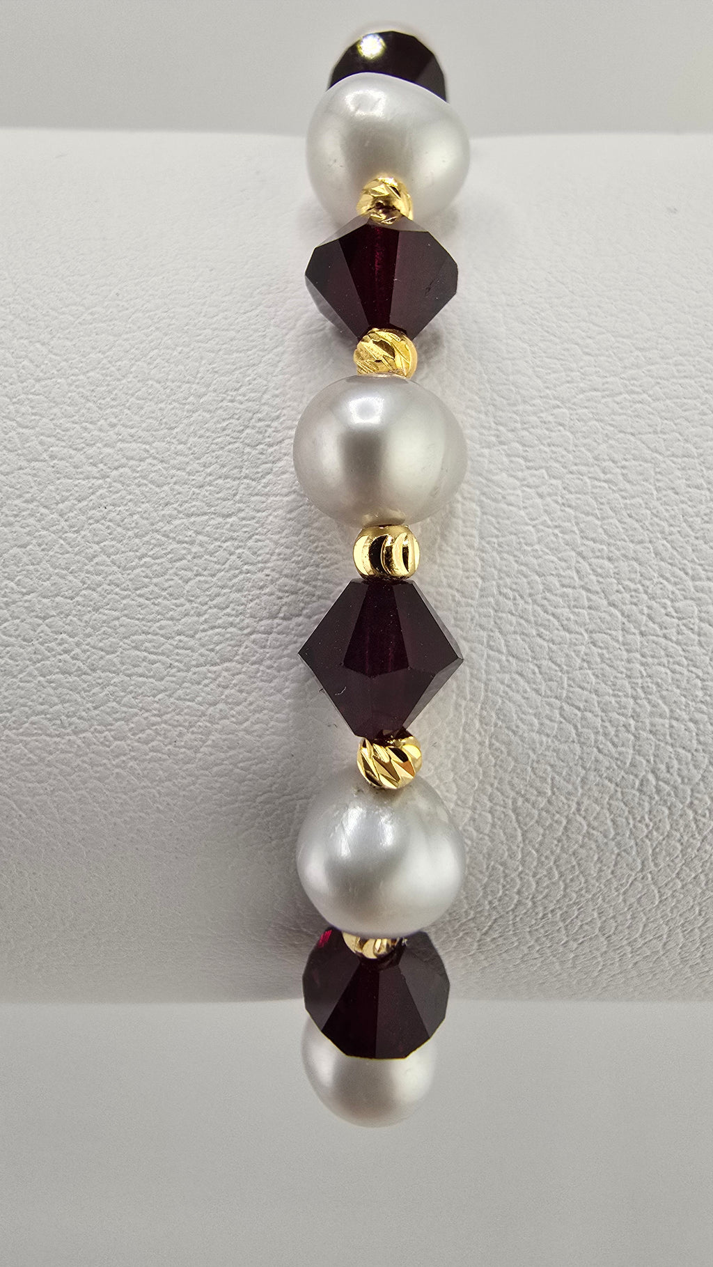 Bracelet en bordeaux très fonce et blanc